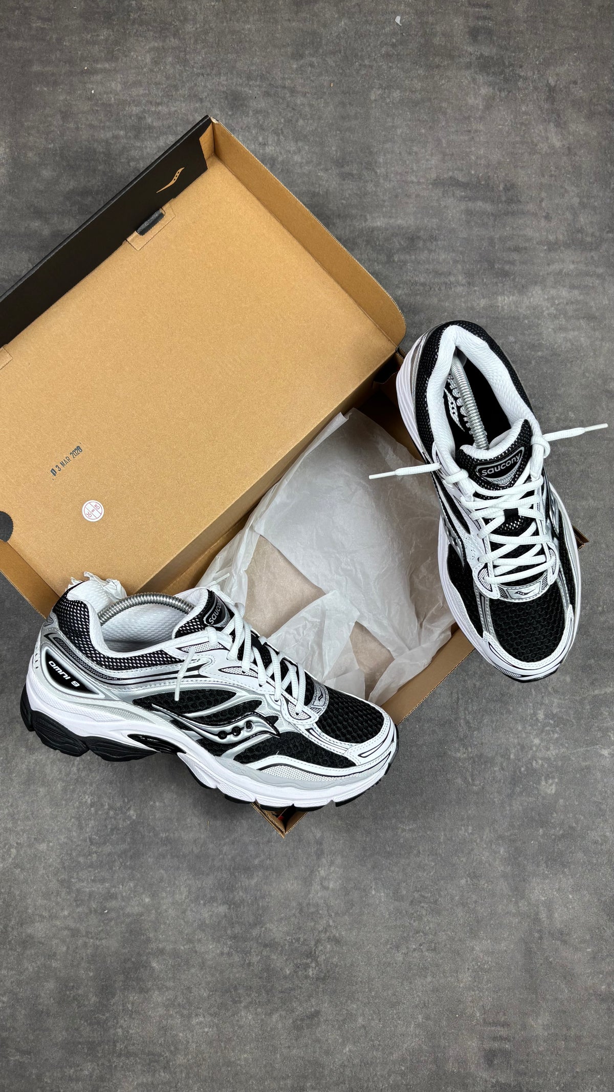 Saucony Pro Grid Omni 9 Black White